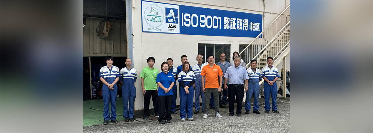 会社前にて下里自動車のスタッフ集合写真。